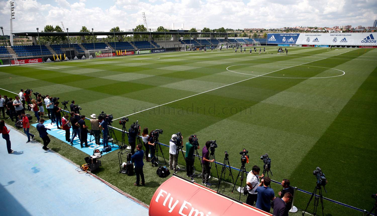 关于上海海港训练开放日；国际比赛日手感冰凉引欢呼；欧冠在即；资深球员宣示担当的信息